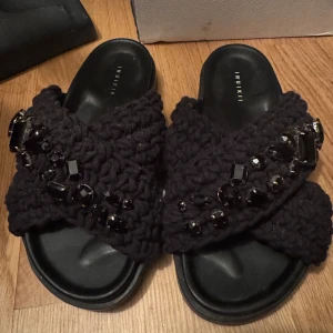 Svarta sandaler med pärlor från Inuikii - Inuikii tofflor med stenar som är inköpta förra sommaren och använda bara en gång.  Inköpta för 2500 kr  Storlek 37 Säljer då jag har ett par vita jag använder mer.