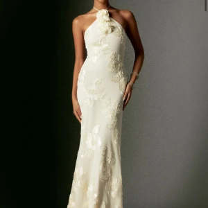 Vit axelbandslös långklänning - SÅ SÅ FIN KLÄNNING🥰 Passar även perfekt som en balklänning!💕 Storlek S, från Bella Barnett! Kostar 1080kr nypris +frakt och lång leverans… Helt ny med prislapp! (Endast testad) (krämvit färg)