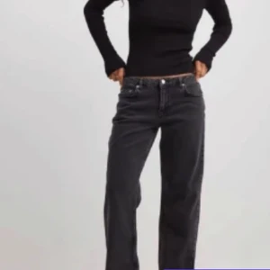 Svarta jeans med rak passform - Säljer dessa snygga low waist bootcut jeans. Säljer för att dom inte kommer till användning. Perfekta för en stilren look. (Tredje bilden är inte min)