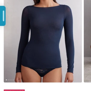 Mörkblå intimissimi tröja - Snygg mörkblå tröja från intimissimi! Skriv för frågor💞