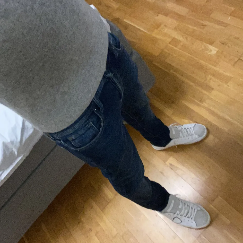 Tjena! Säljer dessa feta mörkblåa Jack and Jones jeans i storlek 28/30 i modellen slim Glenn. Skicket på dessa är 8/10.Jag på bilden är 176 och väger 62kg, de är också uppsydda så längden är mer som 28 och de är en aning korta på mig. Tveka inte med att höra av dig om du är intresserad eller har frågor!. Farkut & Housut.