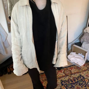 Beige jacka  - Jätte fin beige vår jacka, aldrig använts bra skick😇