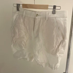 Vita shorts från Zara - Snygga vita shorts från Zara i ett lätt och luftigt material (linne). De har en knapp och dragkedja framtill samt praktiska fickor både fram och bak. Perfekta för varma sommardagar. Har du några frågor så är de bara att höra av dig! Pris kan diskuteras vid en snabb affär!