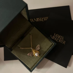 Halsband Maria Nilsdotter - Halsband från Maria Nilsdotter. Sparsamt använt. Nypris över 3000kr. Har kvitto men dessvärre inte en orginalbox (äldre modell av box medföljer dock). 💕