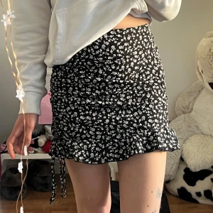 Kjol - Söt kjol med små blommor på💕 Sparsamt använd, så i fint skick! Passar super nu till våren/sommaren💕 Storlek XS men passar mig bra som har S💕