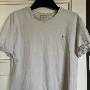 Les Deux T-Shirt - Storlek L passar även M! Stilren T-Shirt från Les Deux inga defekter eller slitage!
