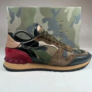 Valentino Rockrunner  | Storlek: 40.5 - Hejsan, säljer nu ett par eleganta valentino rockrunner i mycket fint skick.. Säljes med box. Skorna skickas spårbart med antingen instabox eller PostNord. Vid frågor hör av er //TKTLresell
