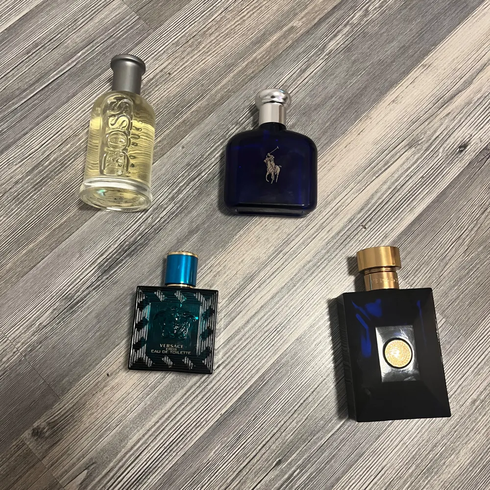 4 styckna parfymer. Säljer nu eftersom jag inte behöver. Priset är för alla 4 men om du vill ha separat har jag alla annonser uppe på min profil. Hugo boss är helt oanvänt 100ml, Ralph Lauren blue lite använt ca.72ml kvar, Versace Dylan blue lite använt 95ml och versace eros halva använt ca.25ml. Asusteet.
