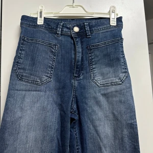 Blå jeans - Kappahl - Snygga blå jeans med hög midja och vida ben. Från Kappahl. Nyskick.