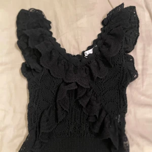 Volang topp från Zara  - Super fin tröja från Zara, passar till det mesta, enkel att styla! 