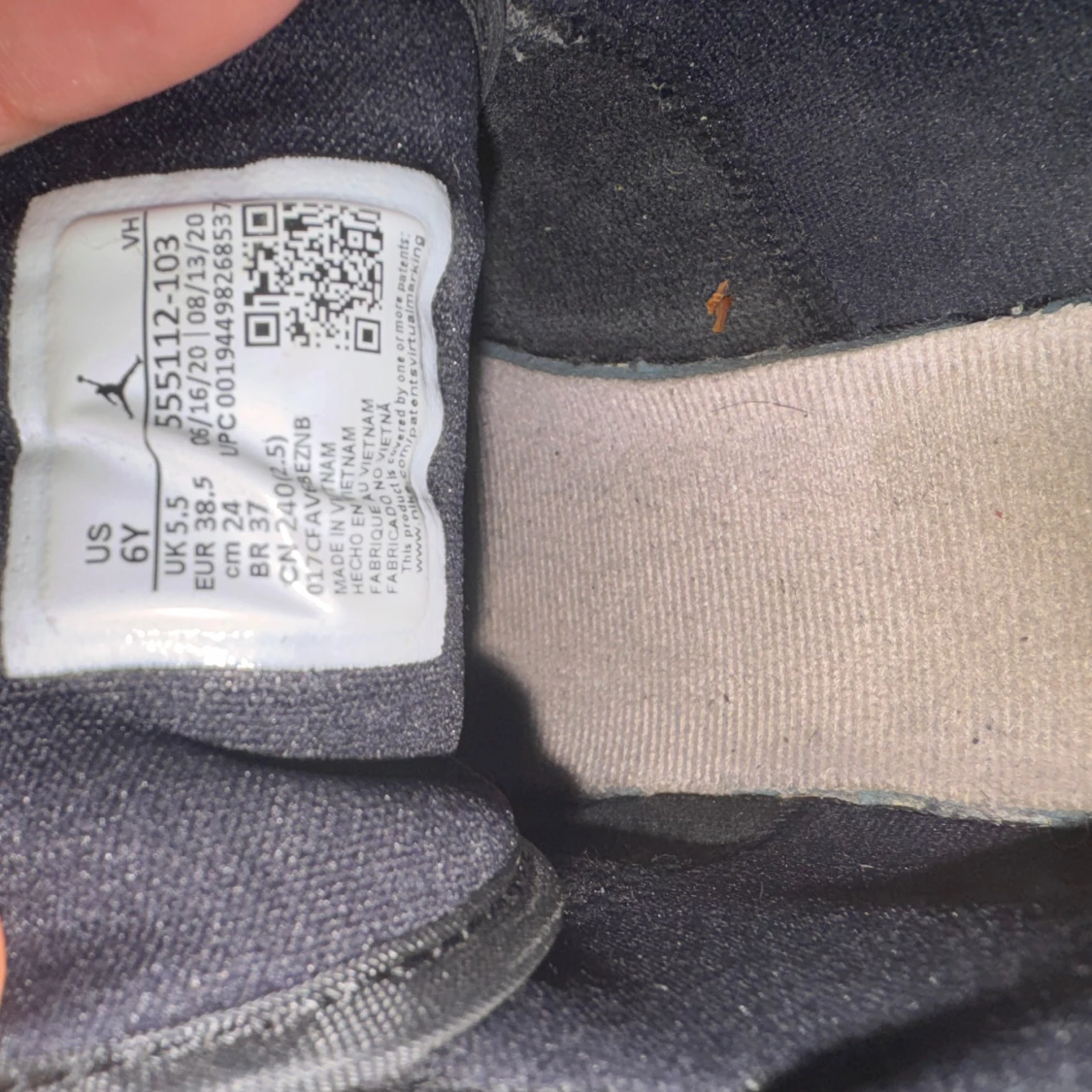 Nike Air Jordans med rosa detaljer - 2