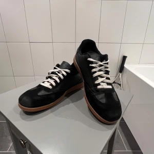 Gats (German army trainers) - Snygga army trainers i svart färg. Dem är i bra skick. Köptes för ca 1200kr i Spanien. Det är bara att höra av sig vid funderingar😀 Priser kan såklart diskuteras!