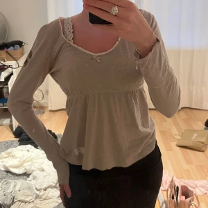 Odd molly blus  - Såå himla söt odd molly tröja🙏🏼💕💕beige!! Sitter fint i midjan!! Använd men inga defekter och bra skick!! 