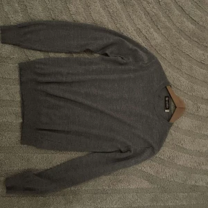 Grå tröja från Morris - Säljer en stilren grå tröja från Morris. Tröjan har långa ärmar och är perfekt för kyligare dagar. Den är tillverkad i ett mjukt material som ger en bekväm passform. Tröjan är i nytt skick!! Skriv om du har några frågor