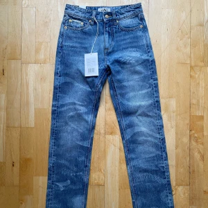 Eytys Cypress Vintage Laser 25/32 - Helt oanvända byxor från Eytys, lapp kvar. Lågmidjade, lite tightare byxor med vintage tvätt. Skickas från Berlin, frakt tillkommer :)