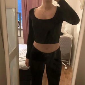 Svart croppad tröja - Säljer en stilren svart croppad tröja med långa ärmar. Perfekt för en trendig look. Passar bra till både jeans och kjol.
