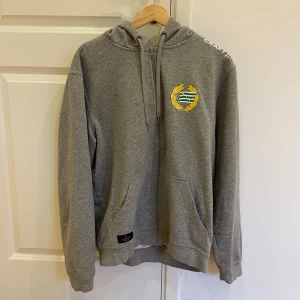 Hammarby tröja  - Säljer denna Hammarby zip hoodie i jättefint skick. Forza Bajen 