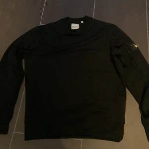Svart tröja från Lyle & Scott - Säljer en svart tröja från Lyle & Scott i relaxed fit. Skick 10/10