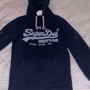 Super dry hoodie - Stilig navy hoodie i storlek S: Nypris 1200, mitt pris 500. Priset är inte hugget i sten, har du några funderingar kan du komma DM 📩