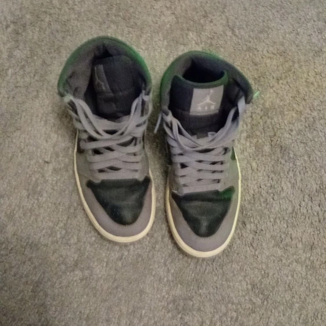 Jordans gråa gul sula - 1