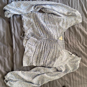 Blommig blus från H&M - Säljer en söt blommig blus från H&M i ljusblått med små blommor. Perfekt för vår och sommar!🩵