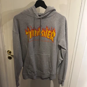 Grå hoodie från Thrasher - Säljer en grå hoodie från Thrasher i bra skick