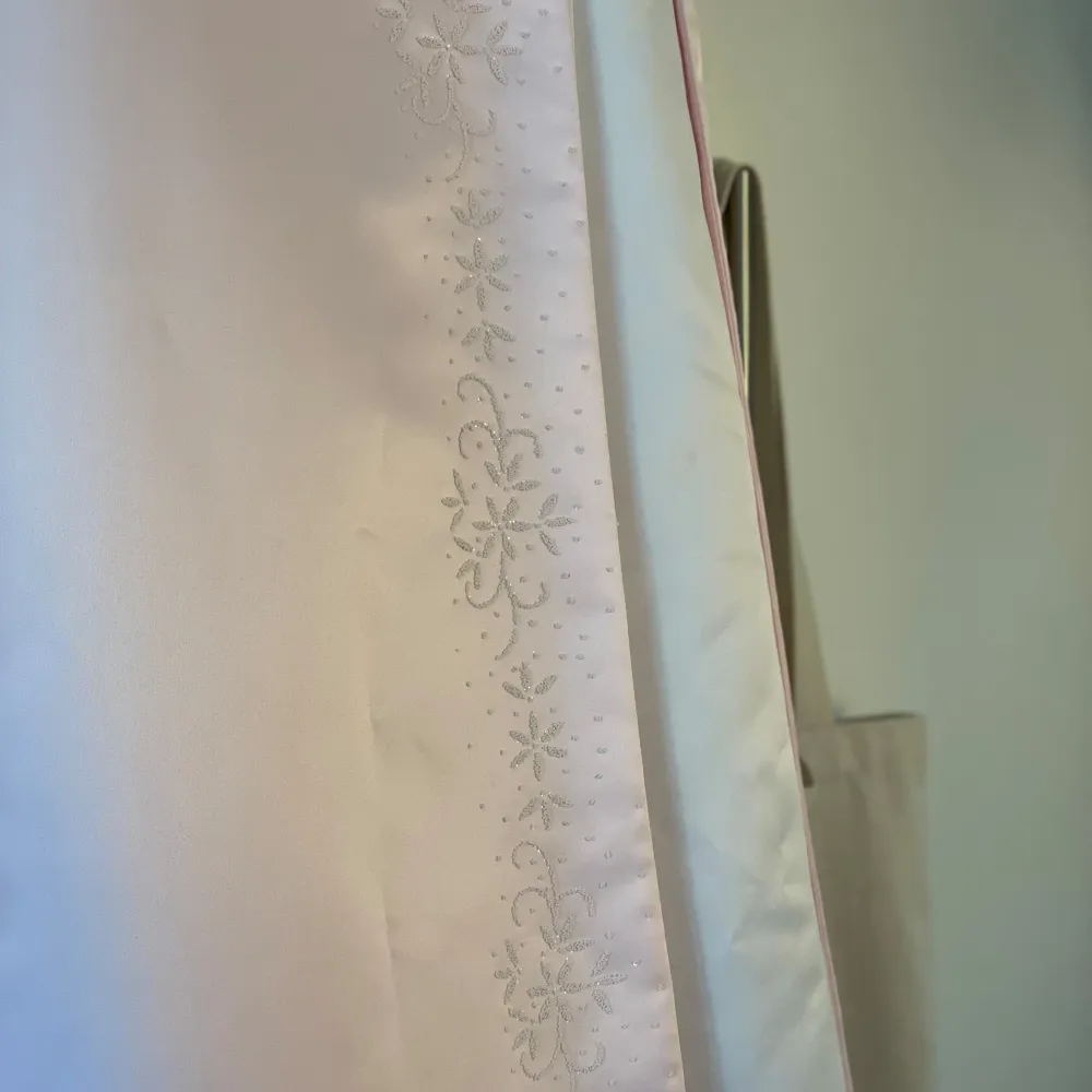 Elegant ljusrosa balklänning med vackra blommor av pärlor längs sidan. Klänningen har en snörning på sidan för justerbar passform och en axelbandslös design. Klänningen är ifrån France Mode i strl M😍. Mekot.