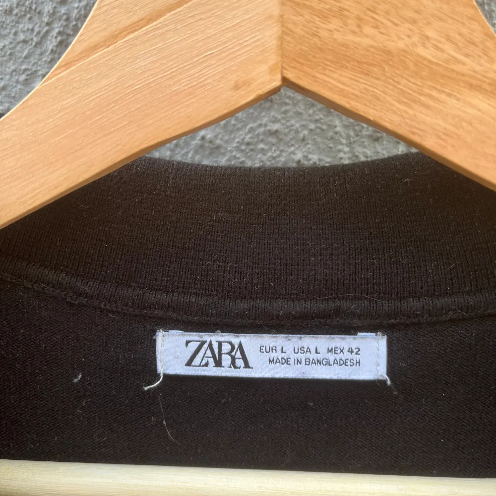 Säljer en otroligt skön Zara piké i svart färg. Den är i ett mjukt och skönt material och passar perfekt nu till vår och sommar. Den är i bra skick och storlek S. Säljs för 250:-. T-paidat.