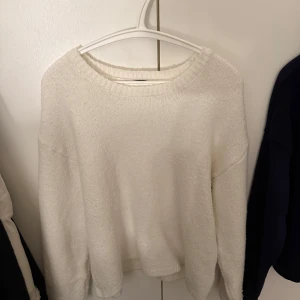 Vit stickad tröja från BikBok - Mysig vit stickad tröja från BikBok i storlek XS. 