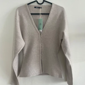 Shaped knitted cardigan - Oanvänd. Missade att skicka tillbaka. Från djur- och rökfritt hem. 