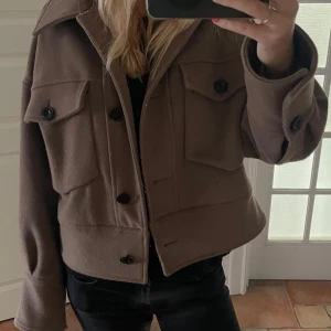 Meotine Kappa - Snygg kappa från Meotine i storlek xs/s men skulle säga att den är stor i storleken och mer s/m. Lite nopprig men inget som inte går bort med en nopp maskin. Skriv för fler bilder eller frågor, skickar samma dag eller dagen efter köp 😊