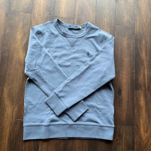 Blå tröja från Ralph Lauren - Säljer en helt ny blå Ralph Lauren-tröja med rund hals och broderad logga. . Perfekt för en avslappnad look. Pris kan diskuteras.