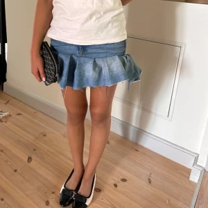 Jeanskjol - Egensydd jeanskjol med volanger. (Lånade bilder)