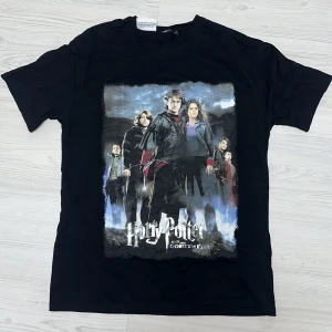 Svart Harry Potter t-shirt - Säljer en svart t-shirt med tryck från Harry Potter och den flammande bägaren. Oversize.