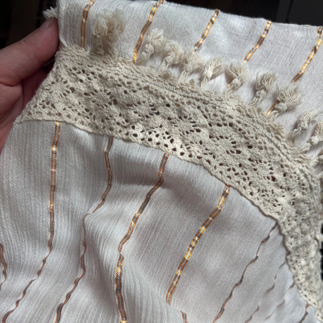 Vit klänning med spetsdetaljer - 1