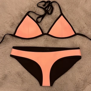 Triangl bikini - Rosa bikini ifrån Triangl. Perfekt skick. Snöret har format sig lite efter en knut, sista bilden. Överdelen är storlek small och underdelen X-small💖