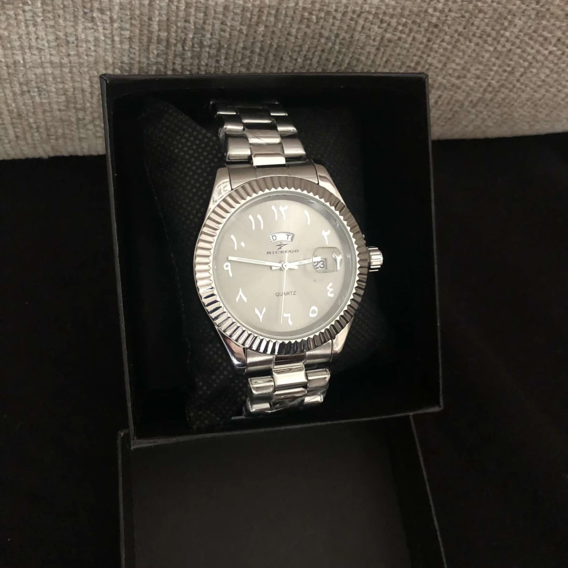 Silverfärgad klocka med metallarmband