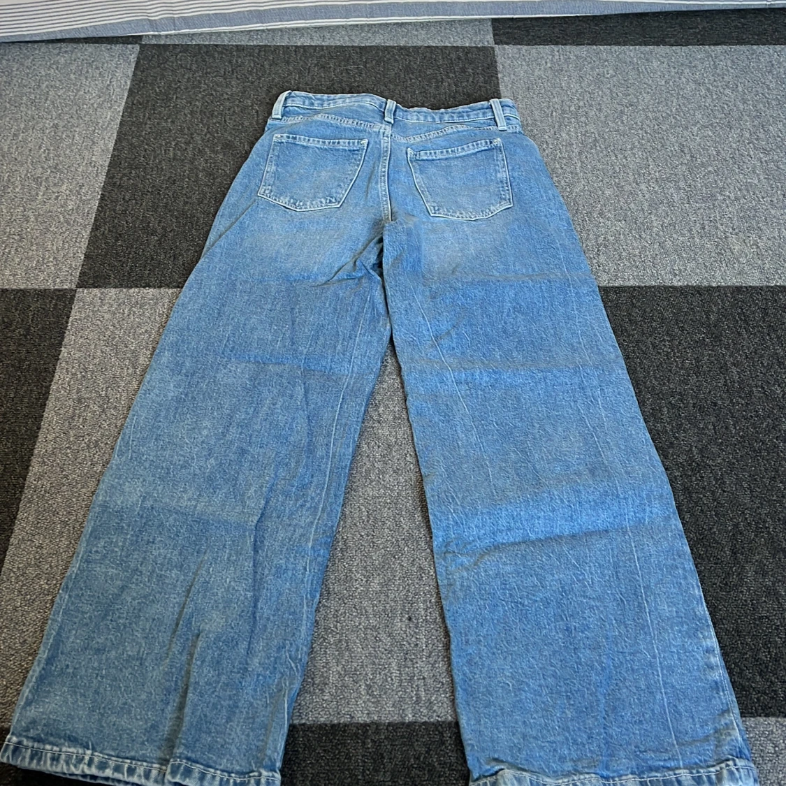 Blå jeans med vida ben från H&M - 1