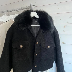 Meotine liknade jacka - Säljer denna skit snygga jacka som är köpt på en butik i Göteborg, storlek ONE SIZE men passar mig som vanligtvis har Xs/S. Den är använd få gånger men är nästan som nyskick i skicket❤️ lånad bild och pris kan diskuteras, nypris 1000