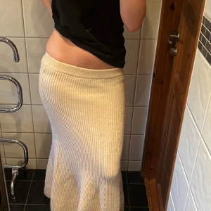Beige ribbad kjol - Säljer min mysiga långkjol från H&M💕💕 skriv till mig vid frågor!