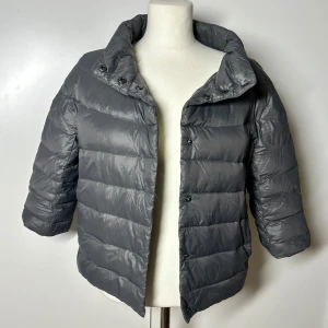 Trekvartsärmad jacka / Trekvartsärmad dunjacka  - Superfin jacka, Trekvarts ärm. Fint skick. Passar xs-s. Köp sker via köp nu, jag postar inom 24h. Kvar tills markerad såld 