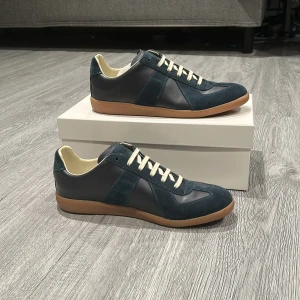 Maison Margiela  - Säljer nu ett par riktigt fetta Maison margiela som är hur trändiga som helst passar bra till nästan allt och ni får ett riktigt dunder pris för dem! Tveka inte på att höra av er! Skriv om ni vill ha mer bilder så löser jag