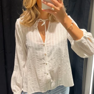 Vit blus  - Superfin vit blus från Zara! Blusen har jättefina silvertrådar i sig💗🙌🏻Använt fåtal gånger, nästan nyskick! Pris kan diskuteras!