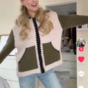 Populära zara koftan! - Mysig beige kofta med olivgröna ärmar och fickor. Har en svart dragkedja framtill och ribbade detaljer. Perfekt för kyliga dagar.