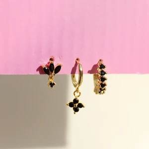 Rostfria örhängen  - Har flera olika modeller kika in min profil, rostfria örhängen i hög kvalite. Mina egna bilder, man får 3 örhängen vill man skapa ett paket kan man få 6 örhängen för 250kr kontakta mig!!😄💘 Håller färgen i i allt, dusch 