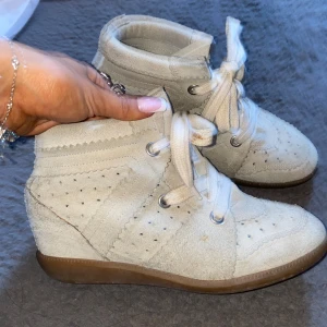 Isabel marant skor - Säljer mina jättefina beiga isabel marant skor i modellen bobby, observera att färgen är lite mörkare i verkligheten och att dom har mindre defekter som kan åtgärdas. Pris kan diskuteras💕
