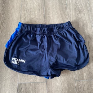 Mörkblå träningsshorts från Vitamin Well - Vitamin Well shorts, nya i förpackning. Ambassador collection limited och går ej att köpa.