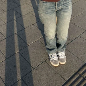 Blå jeansbyxor - Snygga blå jeansbyxor med en klassisk straight passform. Perfekta för en avslappnad stil. De har en normal midja och är tillverkade i ett slitstarkt denimtyg.