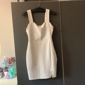 Vit klänning från Amisu - Vit klänning från Amisu med breda axelband, liten slits fram och dragkedja på sidan💕