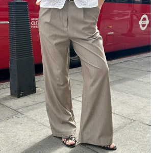 Djerf Avenue forever pants oat - Djerf Avenue kostym byxor ”Forever pants” i färgen oat. Jättepopulära och supersnygga. Använd 2 gånger. Säljer även blazer i en annan annons. Bypris 1500